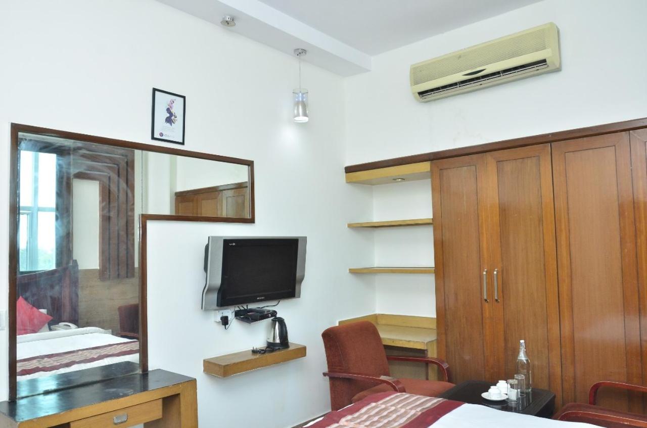 Ddr Hotel Residency Gurgaon Bagian luar foto